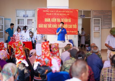 Khám, cấp phát thuốc miễn phí và tặng quà cho người dân huyện Đầm Hà