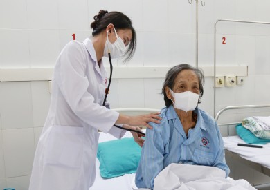 Nguy cơ viêm phổi trở nặng ở người già trong thời tiết giao mùa
