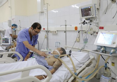 Cấp cứu khẩn cấp 7 bệnh nhân ngộ độc rượu đã thoát khỏi cơn nguy kịch