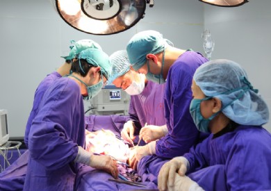 Phẫu thuật nối thành công động mạch, tĩnh mạch đùi bị dập cho nam bệnh nhân 20 tuổi
