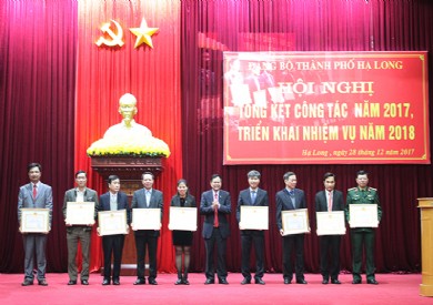 Thành ủy Hạ Long trao bằng khen tổ chức Đảng “Trong sạch vững mạnh tiêu biểu năm 2017” cho Bệnh viện Đa khoa tỉnh