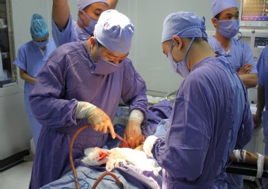 Bệnh viện ĐK tỉnh hỗ trợ TTYT Đầm Hà mổ cấp cứu thành công bệnh nhân thủng 5 lỗ ruột do bừa đâm thấu bụng