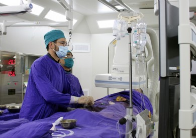 Đoàn bác sĩ Pháp hướng dẫn can thiệp mạch máu ngoại vi đầu tiên tại Quảng Ninh cho Bệnh viện Đa khoa tỉnh