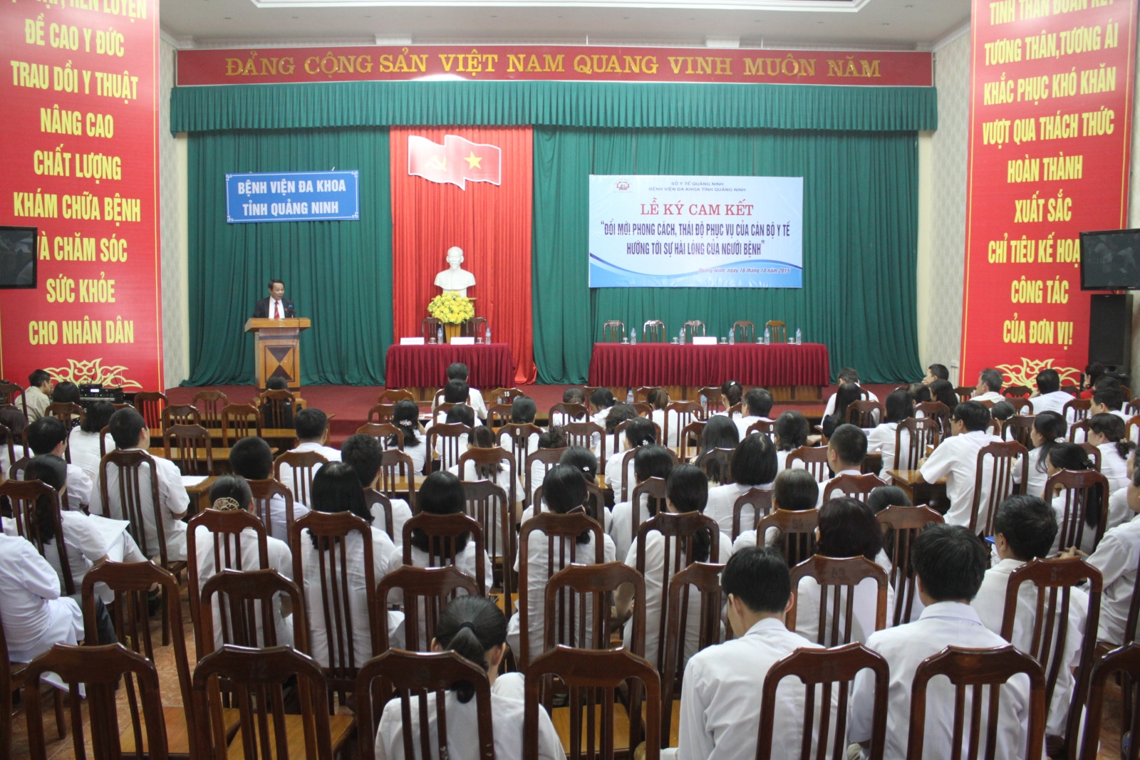 Lễ ký cam kết triển khai thực hiện “ Đổi mới phong cách, thái độ phục vụ của cán bộ y tế hướng tới sự hài lòng của người bệnh”