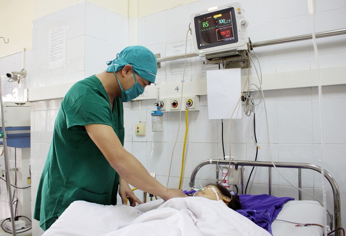 Cứu sống bệnh nhân bị đứt gân cổ do vật sắc cứa vào