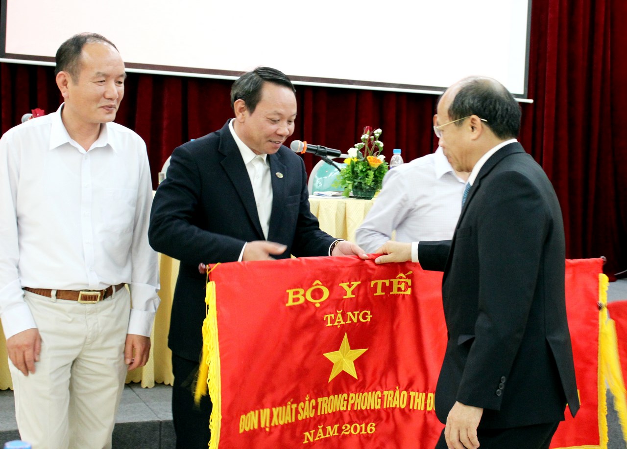 Bệnh viện Đa khoa tỉnh Quảng Ninh là một trong 3 đơn vị vinh dự nhận Cờ thi đua của Bộ Y tế