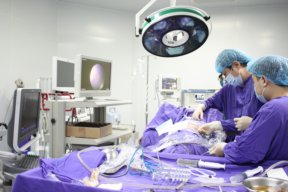 Bệnh viện Đa khoa tỉnh mổ nội soi tán sỏi qua da thành công cho 2 nam bệnh nhân