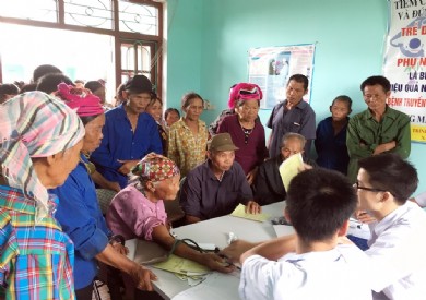 Bệnh viện ĐK tỉnh khám và phát thuốc miễn phí cho người dân 2 xã khó khăn huyện Hải Hà