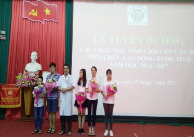 Tuyên dương, khen thưởng các em học sinh đạt thành tích tiêu biểu năm học 2016-2017