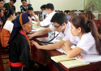 Đoàn y, bác sĩ Bệnh viện ĐK tỉnh vượt lũ khám và phát thuốc miễn phí cho bà con huyện Ba Chẽ