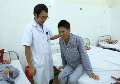 Cứu sống thanh niên 16 tuổi đa chấn thương nguy kịch do nhảy cầu tự vẫn