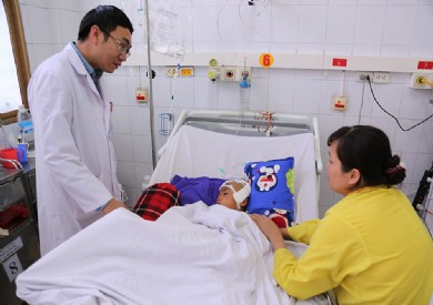 Cứu sống bé trai 7 tuổi bị chấn thương sọ não, vỡ lách nguy kịch do TNGT
