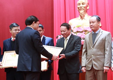 Đảng bộ Bệnh viện ĐK tỉnh nhận bằng khen UBND tỉnh về thành tích học tập và làm theo tấm gương đạo đức Hồ Chí Minh
