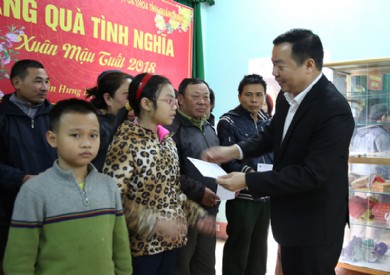 Bệnh viện Đa khoa tỉnh tặng quà Tết cho các gia đình có hoàn cảnh khó khăn tại TP Hạ Long