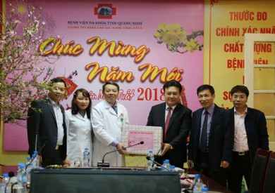 Phó Chủ tịch HĐND tỉnh thăm, chúc Tết và tặng quà bệnh nhân tại Bệnh viện Đa khoa tỉnh Quảng Ninh