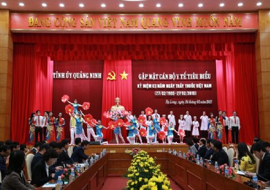 Bí thư Tỉnh ủy gặp mặt cán bộ y tế tiêu biểu nhân kỷ niệm 63 năm ngày Thầy thuốc Việt Nam 27/2