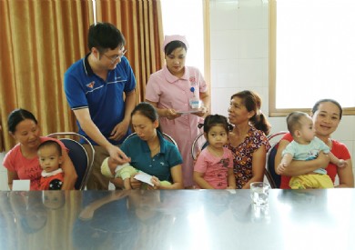 Bệnh viện Đa khoa tỉnh thăm, tặng quà cho các cháu thiếu nhi nhân ngày 1/6
