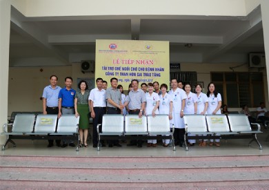 Bệnh viện Đa khoa tỉnh tiếp nhận tài trợ ghế ngồi chờ cho bệnh nhân