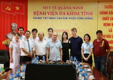 Lãnh đạo Sở Y tế và Bệnh viện ĐK tỉnh tiếp Chủ tịch Hiệp hội Hỗ trợ Phát triển Y tế ASD (Pháp)