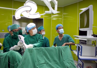 Bệnh viện Đa khoa tỉnh tiên phong trong chuyển giao kỹ thuật tán sỏi niệu quản laser ngược dòng cho các TTYT huyện