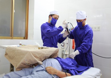 Nội soi gắp mảnh xương vịt nằm 1 tháng trong phế quản bệnh nhân