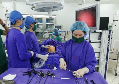 Phẫu thuật nội soi 3D thành công cho bệnh nhi bị ruột chui lên lồng ngực