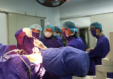 Bệnh viên Đa khoa tỉnh triển khai phương pháp phẫu thuật cột sống can thiệp tối thiểu, bắt vít qua da ứng dụng hệ thống Longitude - Sextan II