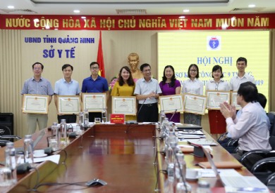 Sở Y tế tuyên dương tập thể và các cá nhân Bệnh viện Đa khoa tỉnh Quảng Ninh tại Hội nghị sơ kết 9 tháng