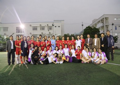Giao hữu bóng đá nữ giữa Bệnh viện Đa khoa tỉnh Quảng Ninh và trường THPT Chuyên Hạ Long