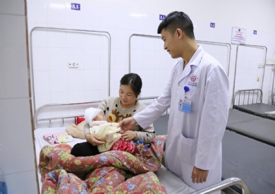 Cấp cứu thành công bé gái 3 tháng tuổi bị ngói rơi lún sọ não