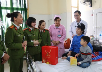 Trao quà Tết ý nghĩa cho bệnh nhi khó khăn