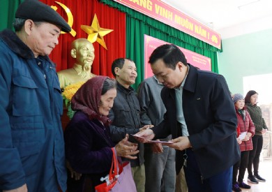 Bệnh viện Đa khoa tỉnh tặng quà ý nghĩa cho các gia đình có hoàn cảnh khó khăn nhân Tết Kỷ Hợi 2019