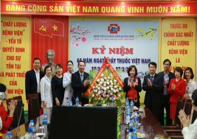Phó Chủ tịch UBND tỉnh và Giám đốc Sở Y tế chúc mừng Bệnh viện Đa khoa tỉnh Quảng Ninh nhân ngày 27/2