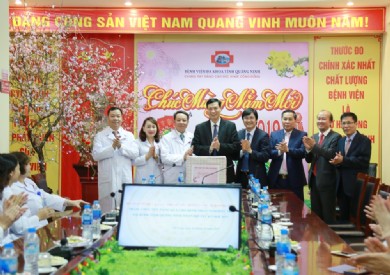 Chủ tịch UBND tỉnh Quảng Ninh thăm, chúc Tết và tặng quà bệnh nhân đón giao thừa tại Bệnh viện Đa khoa tỉnh