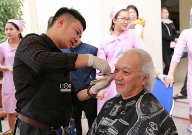 Ấm áp chương trình cắt tóc miễn phí cho người bệnh tại Bệnh viện Đa khoa tỉnh Quảng Ninh