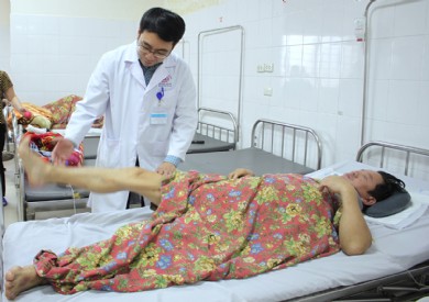 Phẫu thuật kết hợp 2 đường mổ phức tạp cứu bệnh nhân vỡ dập tuỷ cổ, liệt tứ chi
