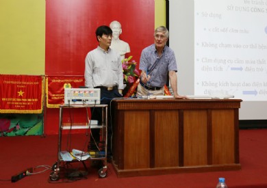 Hội thảo ''Kiểm soát nhiễm khuẩn phòng mổ và sử dụng dao điện phòng mổ'' với chuyên gia Pháp