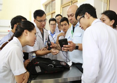 Chuyên gia Mỹ giới thiệu công nghệ siêu âm cầm tay kết nối di động thông minh tại Bệnh viện Đa khoa tỉnh
