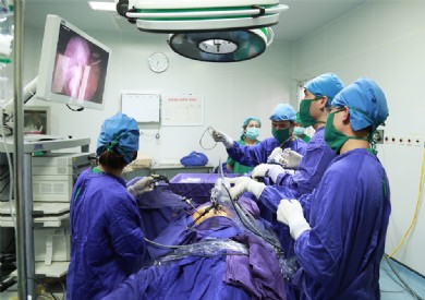 Triển khai phẫu thuật nội soi đặt lưới nâng tử cung: Xóa mặc cảm cho phụ nữ mắc sa sinh dục