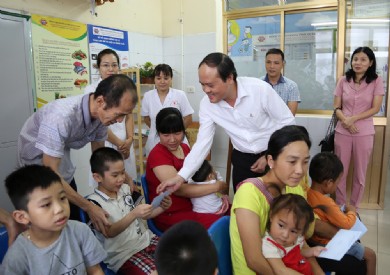 Phó Bí thư Thành ủy Hạ Long thăm và tặng quà bệnh nhi nhân ngày 1/6