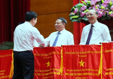 Bệnh viện Đa khoa tỉnh Quảng Ninh vinh dự nhận Cờ thi đua của Thủ tướng Chính phủ