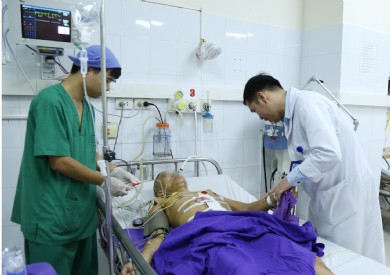Phẫu thuật cấp cứu thành công nam bệnh nhân bị cọc gỗ dài 1m xuyên thấu người