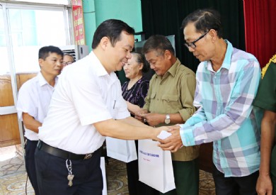 Bệnh viện Đa khoa tỉnh Quảng Ninh tặng quà tri ân nhân ngày Thương binh liệt sỹ 27/7