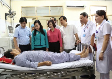Bộ trưởng Bộ Y tế Nguyễn Thị Kim Tiến đến thăm và làm việc tại Bệnh viện Đa khoa tỉnh Quảng Ninh