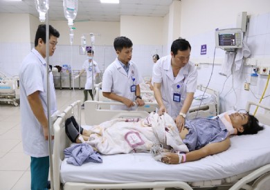 Bệnh viện Đa khoa tỉnh kích hoạt ''Báo động đỏ'' cấp cứu nạn nhân tai nạn nguy kịch trên cầu Bãi Cháy