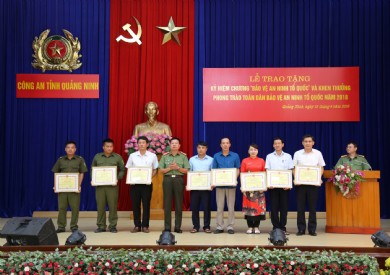 Bệnh viện Đa khoa tỉnh Quảng Ninh nhận bằng khen UBND tỉnh trong phong trào toàn dân bảo vệ ANTQ năm 2018