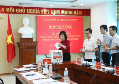 Hội đồng cấp tỉnh tín nhiệm xét tặng danh hiệu ''Thầy thuốc Ưu tú'' cho 4 bác sĩ Bệnh viện ĐK tỉnh Quảng Ninh