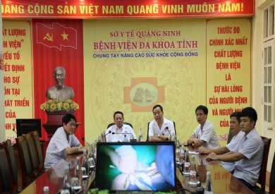 Bệnh viện Đa khoa tỉnh hội chẩn, hỗ trợ mổ trực tuyến từ xa với Trung tâm Y tế huyện Tiên Yên