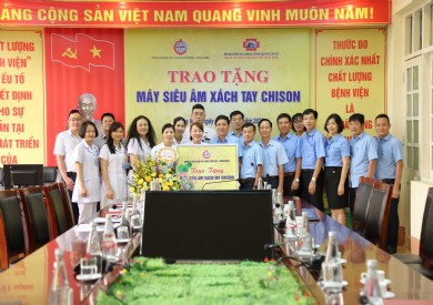 Bệnh viện Đa khoa tỉnh tiếp nhận tài trợ máy siêu âm xách tay của Công ty Kho vận và Cảng Cẩm Phả VINACOMIN
