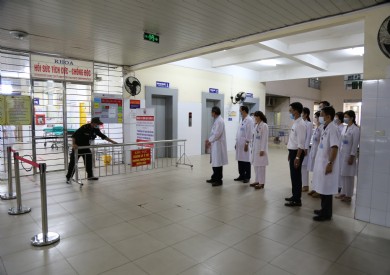 TRAO GIẤY CHỨNG NHẬN HOÀN THÀNH CÁCH LY PHÒNG, CHỐNG DỊCH COVID-19 TẠI KHOA HỒI SỨC TÍCH CỰC – THẬN NHÂN TẠO, BỆNH VIỆN ĐK TỈNH QUẢNG NINH